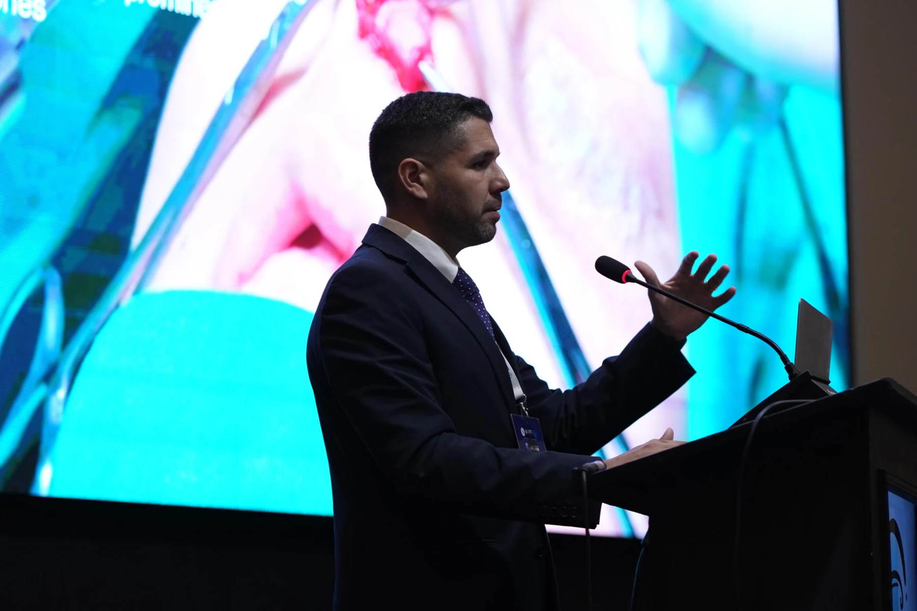 El doctor exponiendo en un congreso